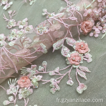 Tissu de dentelle rose brodé de tissu à la main